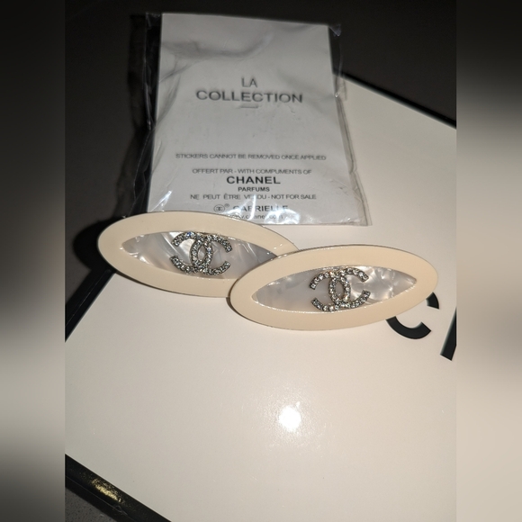 CHANEL LA COLLECTION BEIGE PEARLIZED RHINESTONE DOUBLE CC HAIR CLIPS - Picture 1 of 4